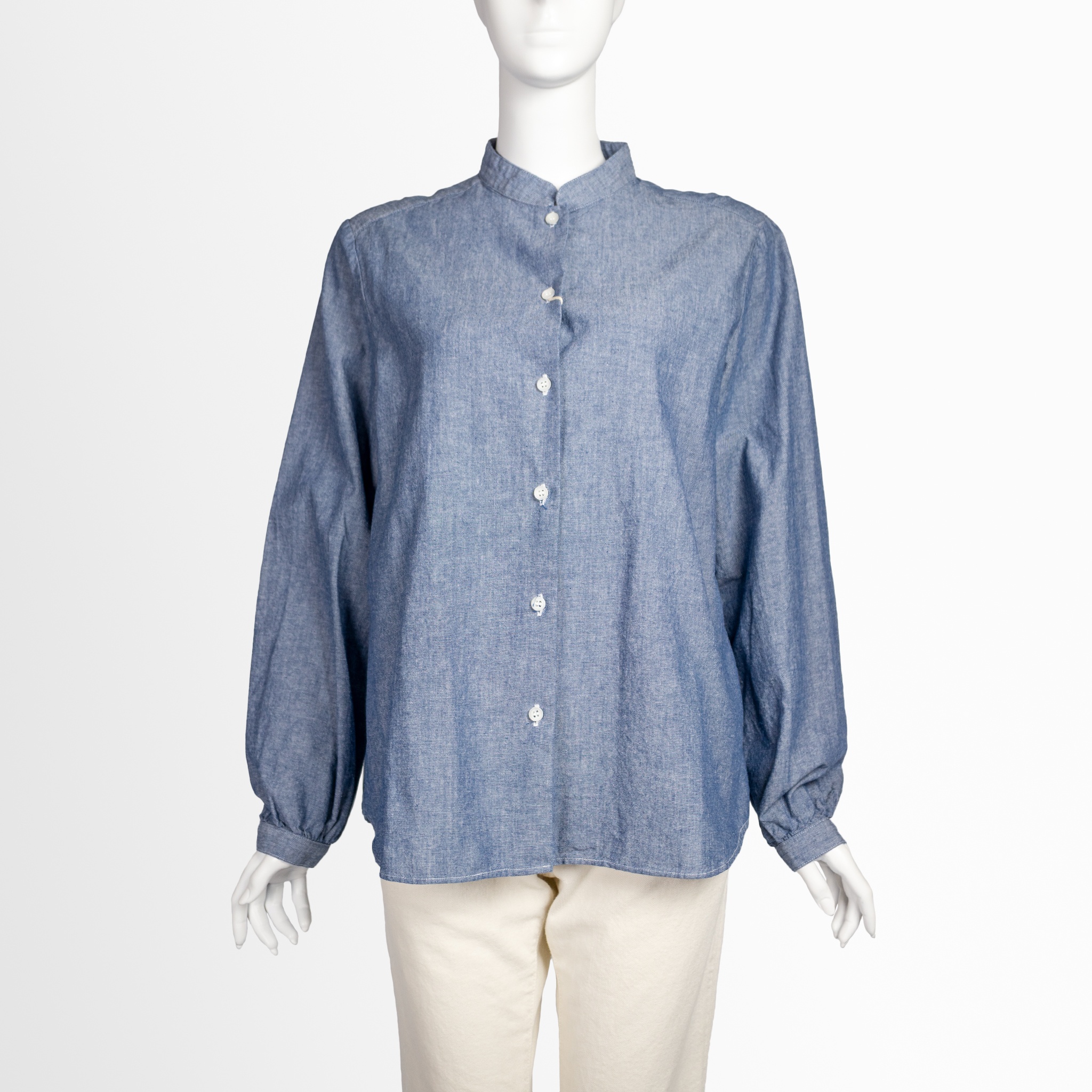 サラウェアの2023年春夏新作のダンガリースタンドカラーシャツの正面写真です