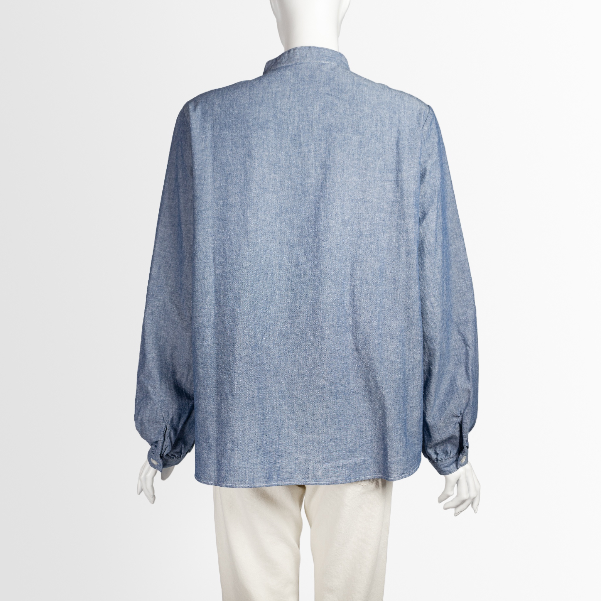 サラウェアの2023年春夏新作のダンガリースタンドカラーシャツの背面写真です