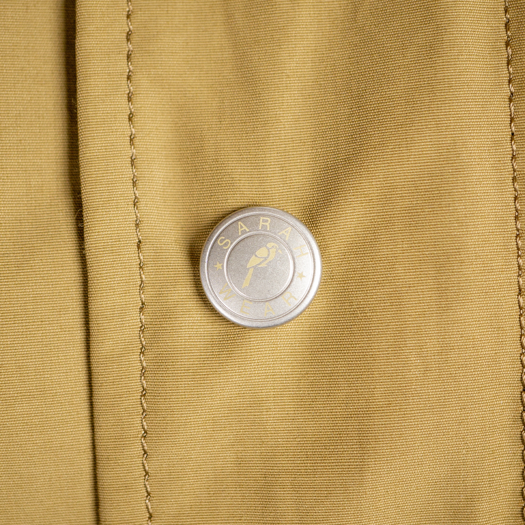 SARAHWEARのブランドロゴがプリントされたボタン